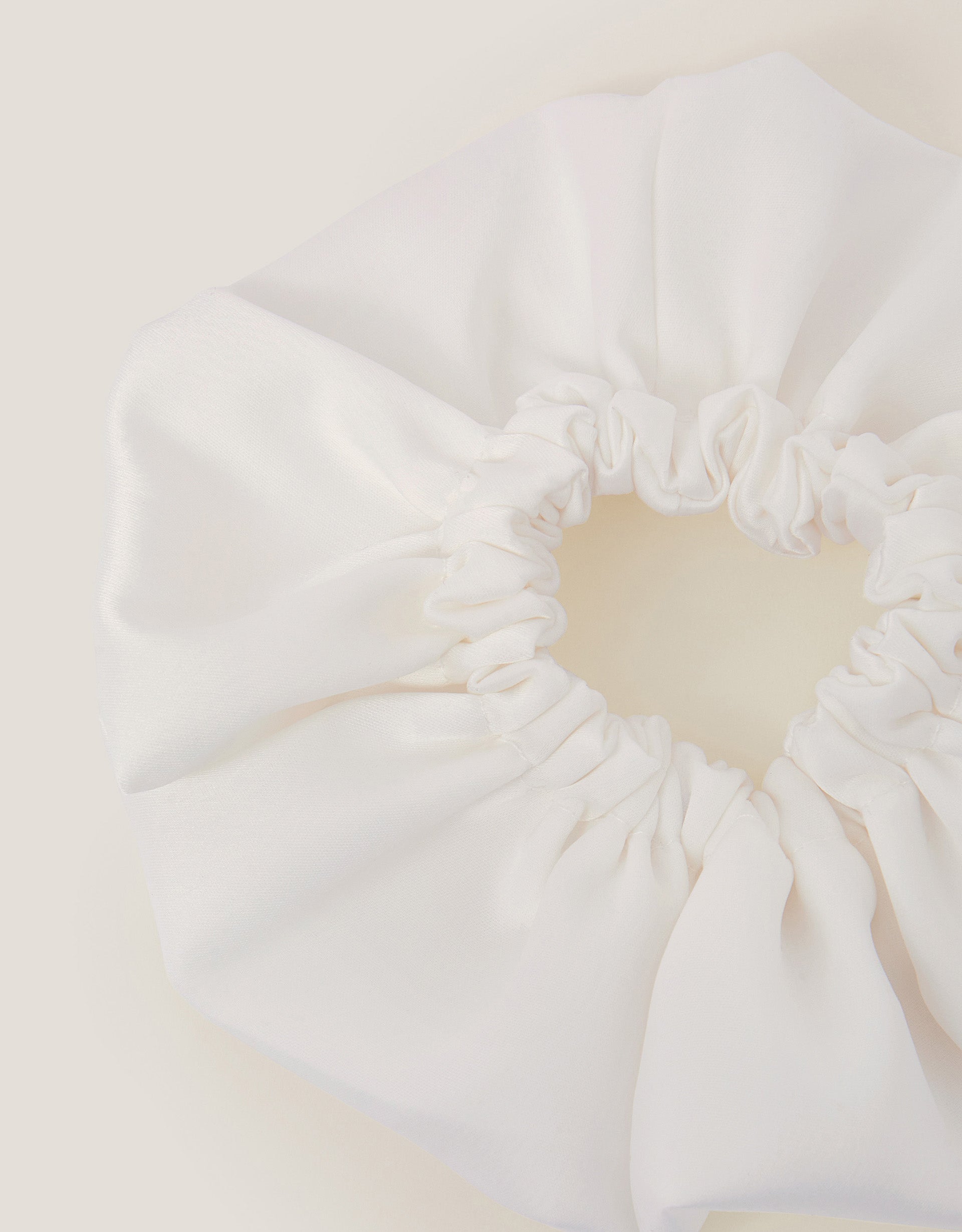 GUMICA ZA KOSU - SATIN RUFFLE SCRUNCHIE